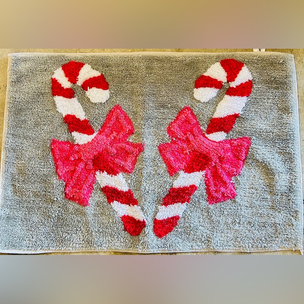 BETSEY JOHNSON Candy Canes Holiday BATH MAT ACCENT RUG Non Slip 20 X 30”